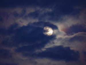 Mond hinter Wolken am Abend